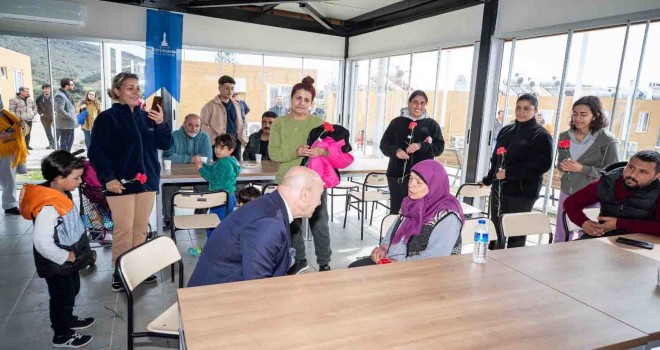 Başkan Soyer, depremzedelerin yerleştiği Gençlik Kampı’nı ziyaret etti