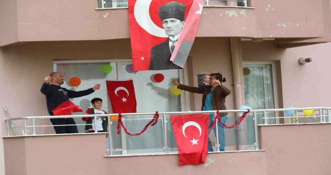 Bayraklı’da 23 Nisan coşkusu balkonlardan taştı