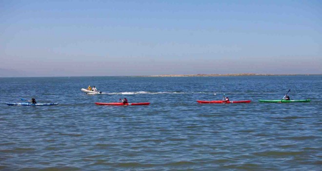 Karşıyaka’da kanolar 19 Mayıs için suya indi