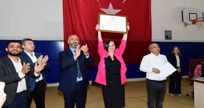 Başkan Kınay mazbatasını aldı