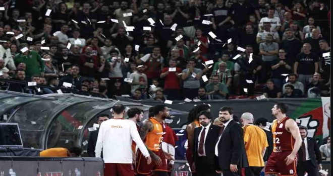 Karşıyaka taraftarından McCollum'a üzerinde resmi olan banknot