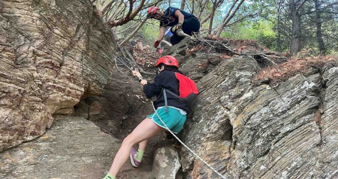 İzmir İtfaiyesi mahsur kalan üç genci kurtardı
