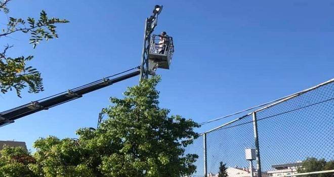 Hasan Türker Futbol Sahası'nın ışıkları yapıldı