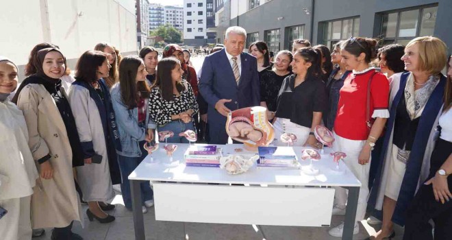 Rektör Prof. Dr. Budak, Karşıyaka Sağlık Bilimleri Fakültesi'nde topluluk stantlarını ziyaret etti