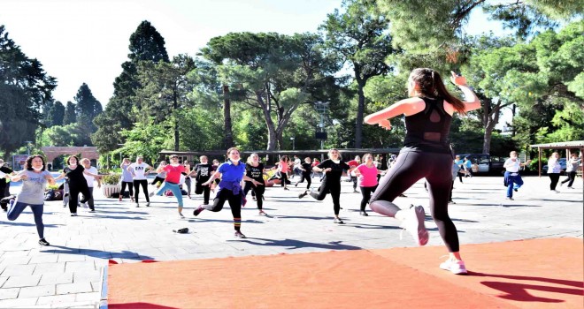 Bornova’da kadınlara yönelik spor kursları açık alanlara taşındı