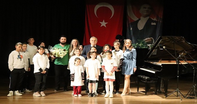 Ahmet Piriştina Kültür Merkezi'nin tarihinde ilk piyano resitali