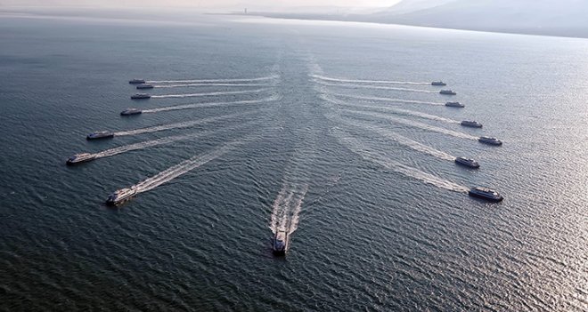 15 yolcu gemisinden Körfez'de gövde gösterisi