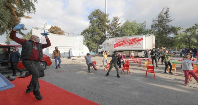 Çadır kentte çocuklara eğlence sahnesi
