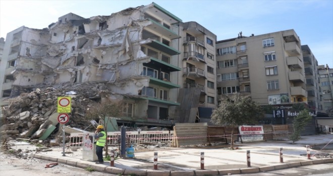 Bostanlı'daki eğik binalar neden yıkılmıyor?