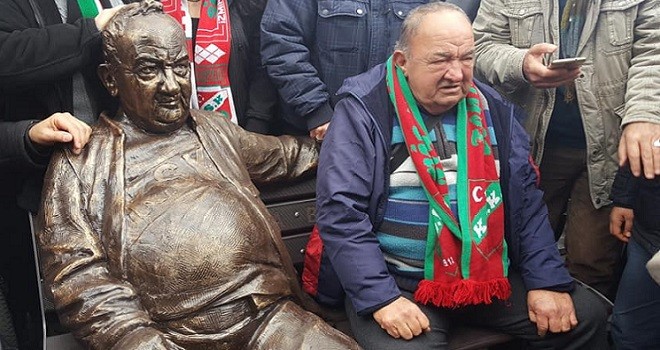 Bir baba hindi Mustafa’nın heykeli dikildi…