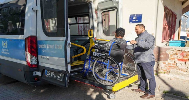 Gaziemir Belediyesi’nden engelli ve hasta bireylere ulaşım desteği