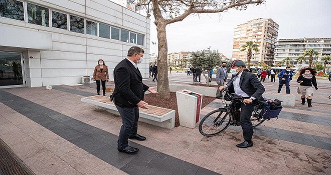 Tunç Soyer Karşıyaka'ya bisikletle geldi