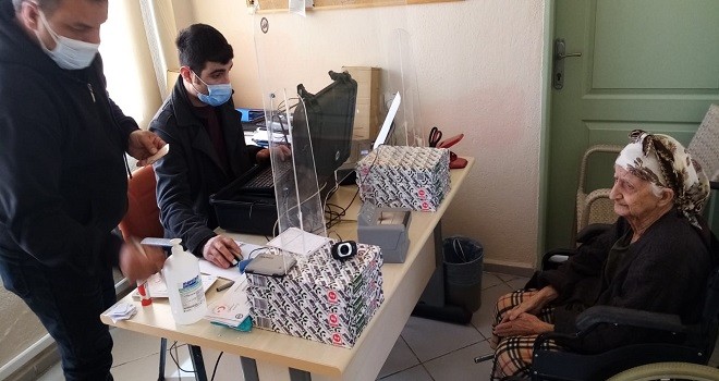 Karşıyaka Nüfus Müdürlüğü hizmeti ayağa götürüyor