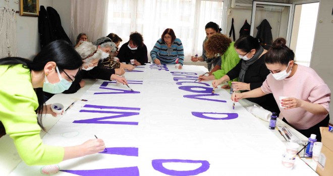 Balçovalı kadınlar pankartlarını hazırlıyor