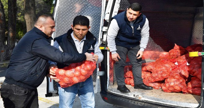 İzmir'de patates ve soğan dağıtımına başlandı