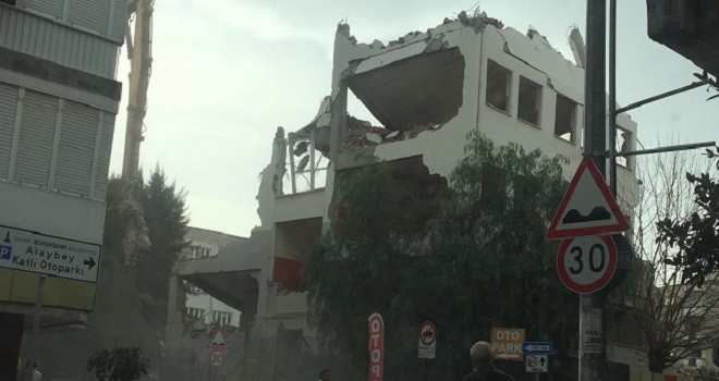 Selçuk Yaşar Ortaokulu'nu yıkmaya başladılar