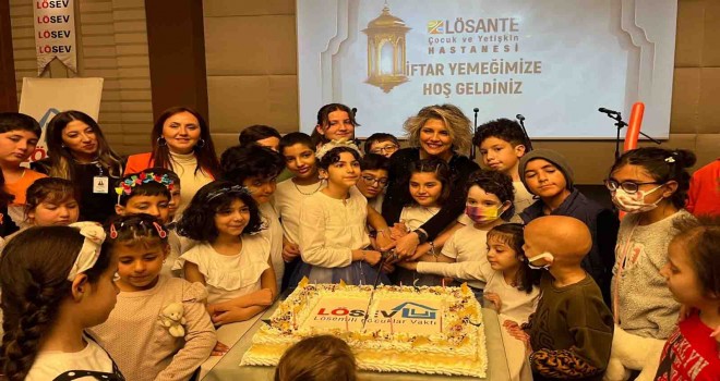 Kanser hastaları İzmir'de birlikte iftar yaptı