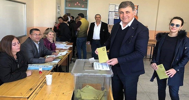 Karşıyaka adayları oylarını kullandı