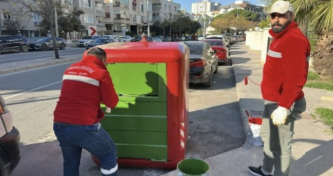 Karşıyaka'da çöp kutuları boyanıyor