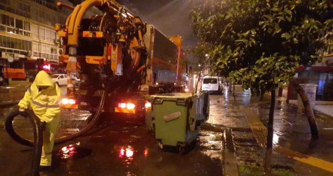 İzmir’de şiddetli yağış ve dolu etkili oldu
