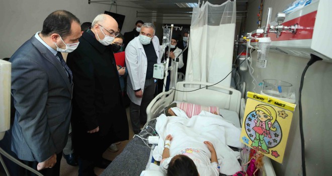 Vali Köşger yaralı depremzedeleri hastanede ziyaret etti