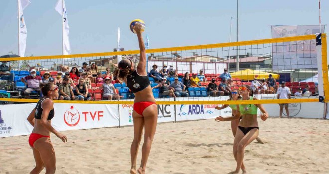 Dikili'de Plaj Voleybolu Şampiyonası son buldu