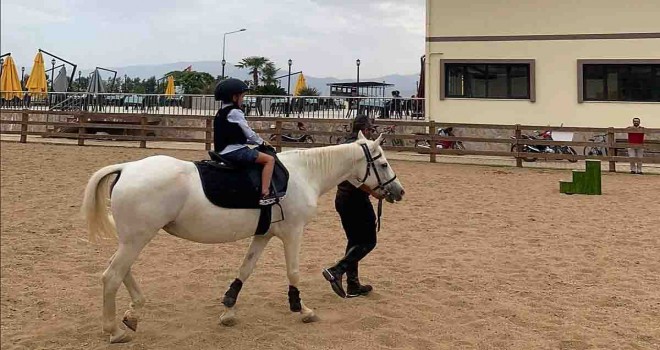 Ödemiş Belediyesi Taypark’ta çocuklar için atla gezinti turları başladı