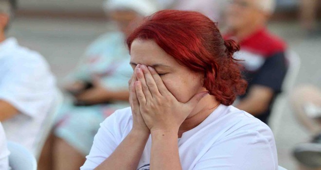 Karşıyaka'da vatandaşlar gözyaşlarını tutamadı
