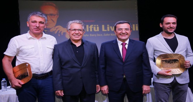 Konak’ta Livaneli’ye yoğun ilgi