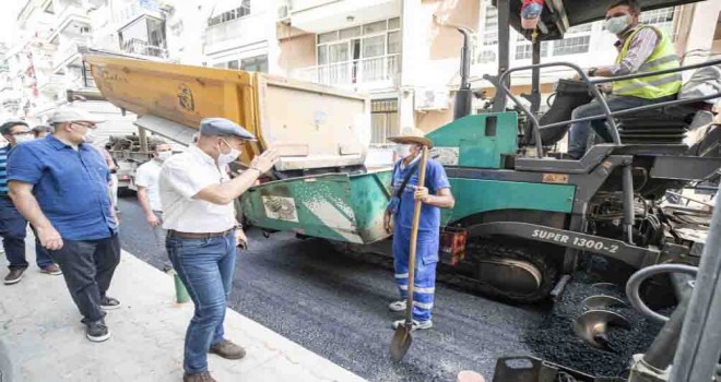 Başkan Soyer Karşıyaka’da asfalt serimi yapan işçileri ziyaret etti