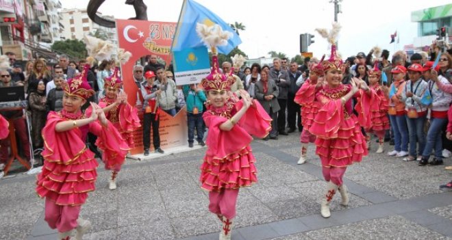 23 Nisan coşkusu Karşıyaka'yı sardı