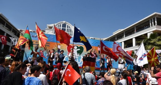 23 Nisan Karşıyaka'da coşkuyla kutlanıyor