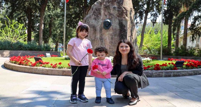 CHP İzmir Milletvekili Adayı Gökçe Gökçen'den Zübeyde Ana'ya ziyaret