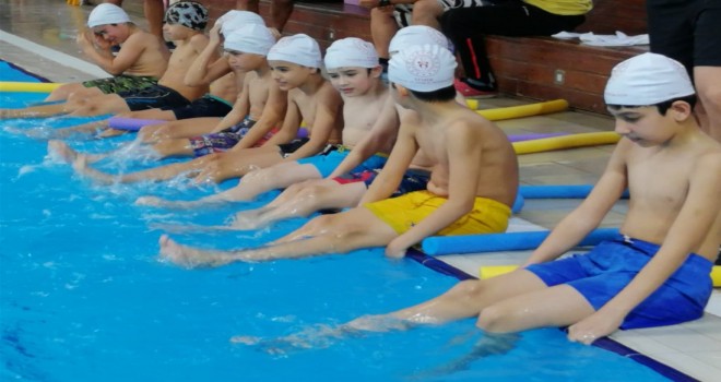 ''Yüzme Bilmeyen Kalmasın Projesi'' Karşıyaka'da başladı