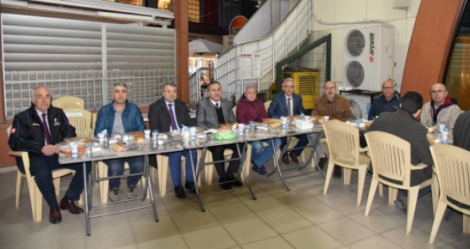 İftar sofrasında Karşıyaka’daki yönetici ve esnaf dayanışması