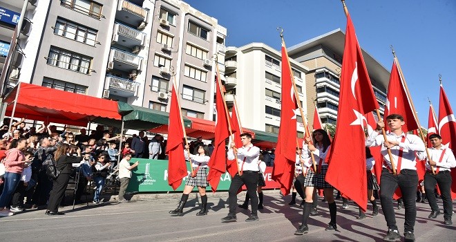 Cumhuriyet Bayramı kutlamaları Karşıyaka’da coşku ile devam ediyor