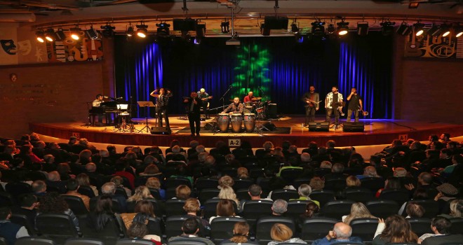 Bostanlı Suat Taşer Tiyatrosu’nda yıldızlar geçidi