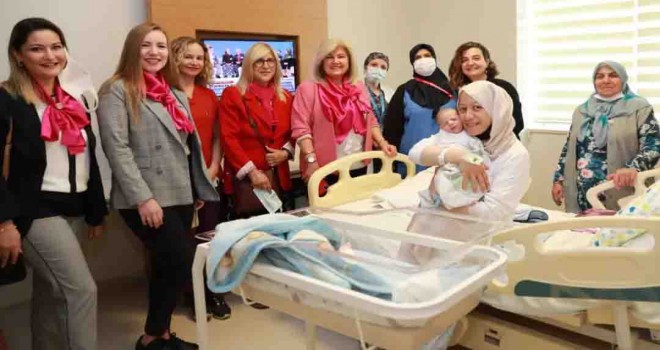 Karşıyakalı İş Kadınları hastanede yeni annelerin gününü kutladı