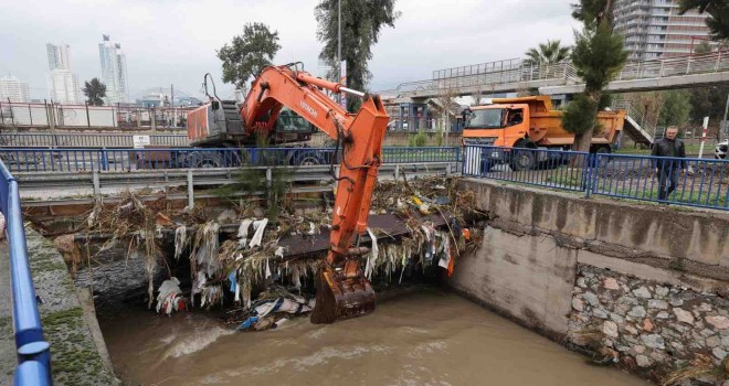 İzmir Büyükşehir 1310 personel, 342 araç ve 200 pompa ile sahada