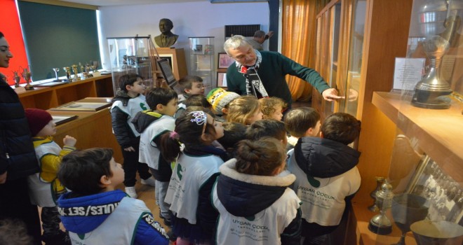 Miniklerden Karşıyaka Spor Kulübü Tarih Kurulu'na ziyaret