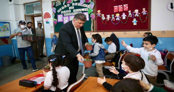 Başkan Tugay'dan çocuklara çilek fidesi