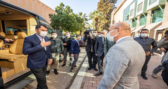 Bakan Kurum’dan Başkan Soyer’e geçmiş olsun ziyareti