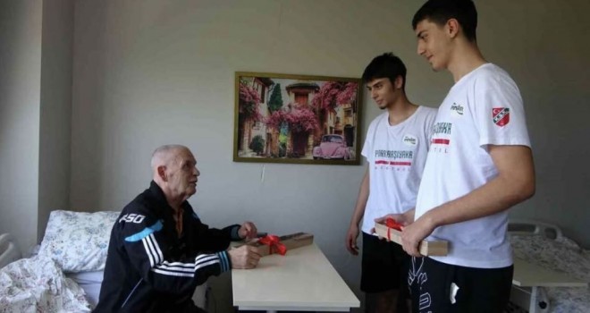 Karşıyaka U18 takımından yaşlılara moral...