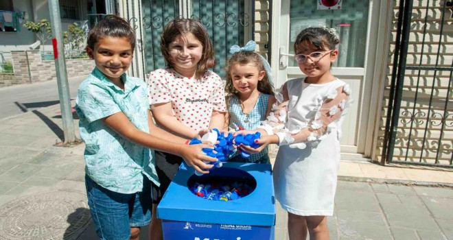 Karşıyakalı çocuklar ''Mavi Kapak'' kutularını doldurdu