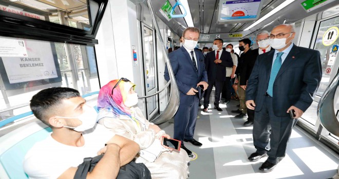 Vali Köşger, Karşıyaka'da tramvaya bindi denetlemelerde bulundu