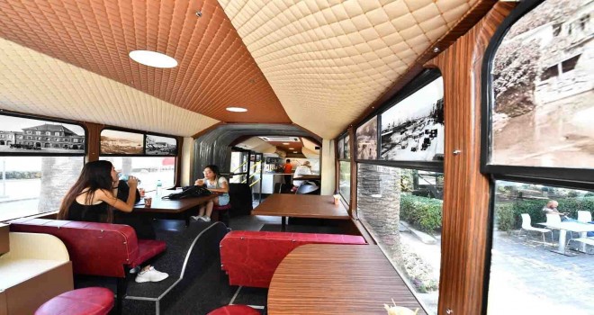 İzmir'in eski otobüsleri hurda değil kafe oluyor