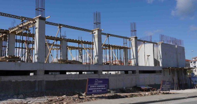 Çeşme’nin ilk kapalı Pazar yeri inşaatı devam ediyor