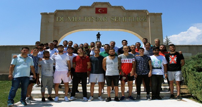 Karşıyakalı futbolcular Dumlupınar Şehitliği'ni ziyaret etti