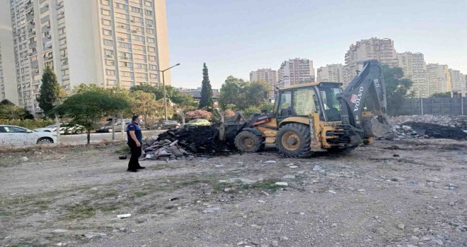 Mavişehir'e moloz döken kamyonu zabıta yakaladı