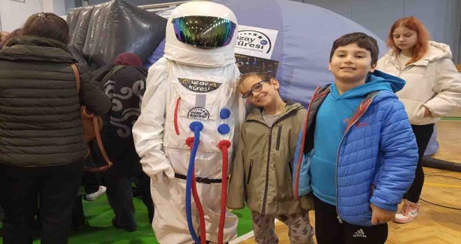 Foça'da çocuklar uzay küresi ile öğrendi
